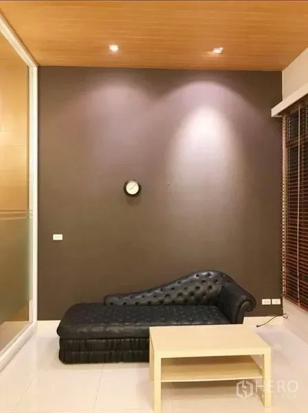 联排别墅 出租在Wang Thonglang, Bangkok - 客厅带特色墙与嵌灯，摆放躺椅。