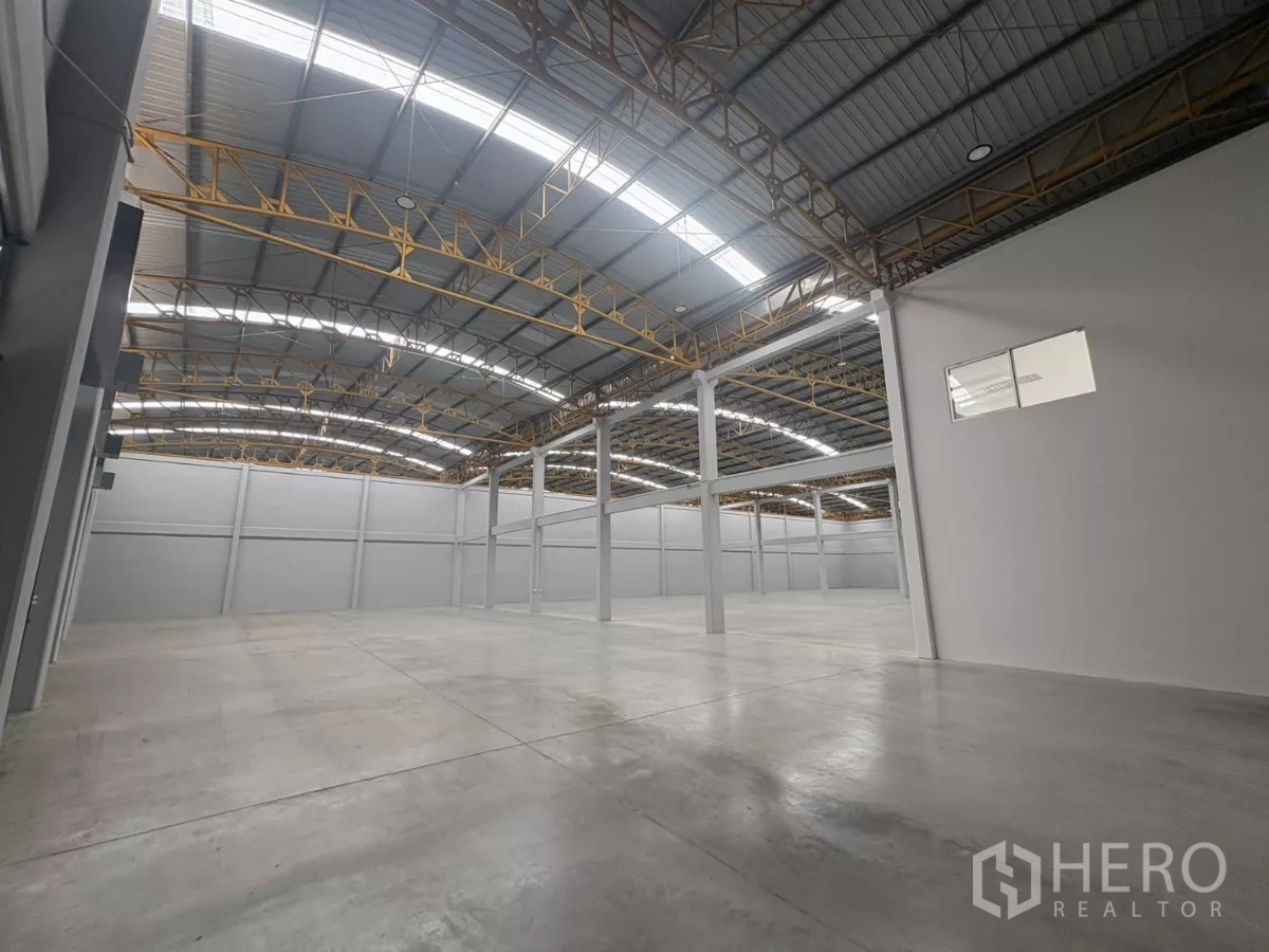 โรงงาน ให้เช่าในBang Phli, Samut Prakan - ฮอลล์โกดังพื้นคอนกรีตขัดมัน หลังคาโค้งสูงโครงเหล็ก