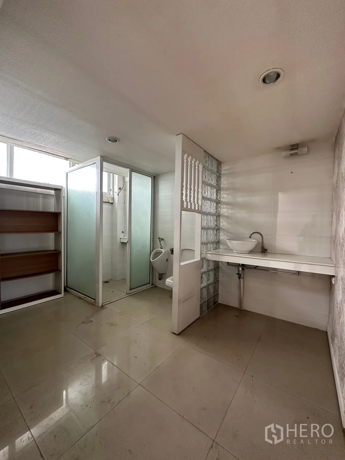 พื้นที่ขายปลีก ให้เช่าในWatthana, Bangkok - ห้องน้ำปูกระเบื้องพร้อมโถปัสสาวะ ห้องอาบน้ำ และอ่างล้างหน้า