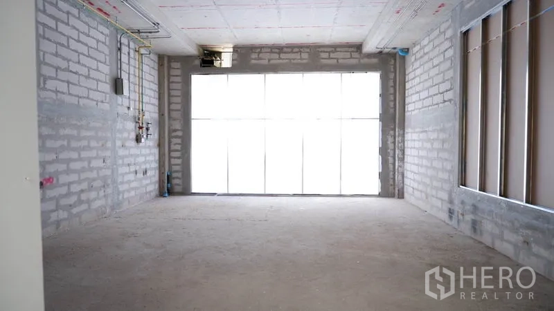 พื้นที่ขายปลีก ให้เช่าในKhlong Toei, Bangkok - ยูนิตค้าปลีกแบบเปิดโล่ง พื้นคอนกรีต เพดานเดินท่อ พร้อมผนังกระจกสว่าง ใกล้บีทีเอสพร้อมพงษ์