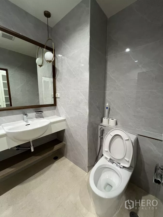 คอนโด ให้เช่าในBang Kapi, Bangkok - ห้องน้ำสมัยใหม่ อ่างล้างหน้า กระจกบานใหญ่ และโถสุขภัณฑ์