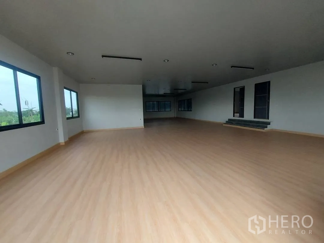 工厂 for rent in Krathum Baen, Samut Sakhon - 宽敞的楼上开放式办公室，木纹地面、大窗与嵌灯。