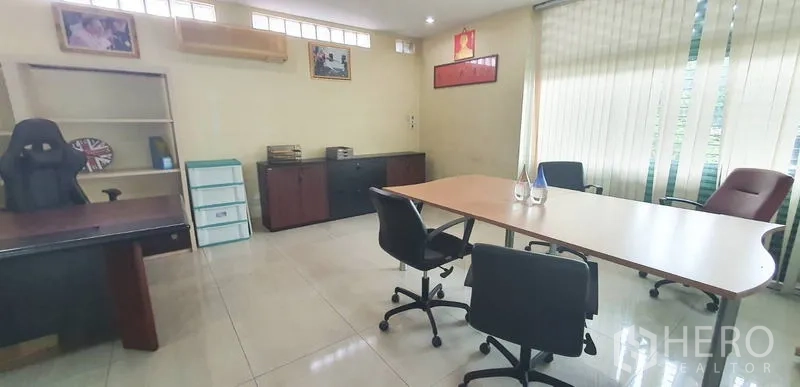 สำนักงาน ให้เช่าในBang Kho Laem, Bangkok - ห้องประชุมสว่าง โต๊ะยาว เก้าอี้สำนักงาน ตู้เก็บของ และม่านบังแสงแนวตั้ง