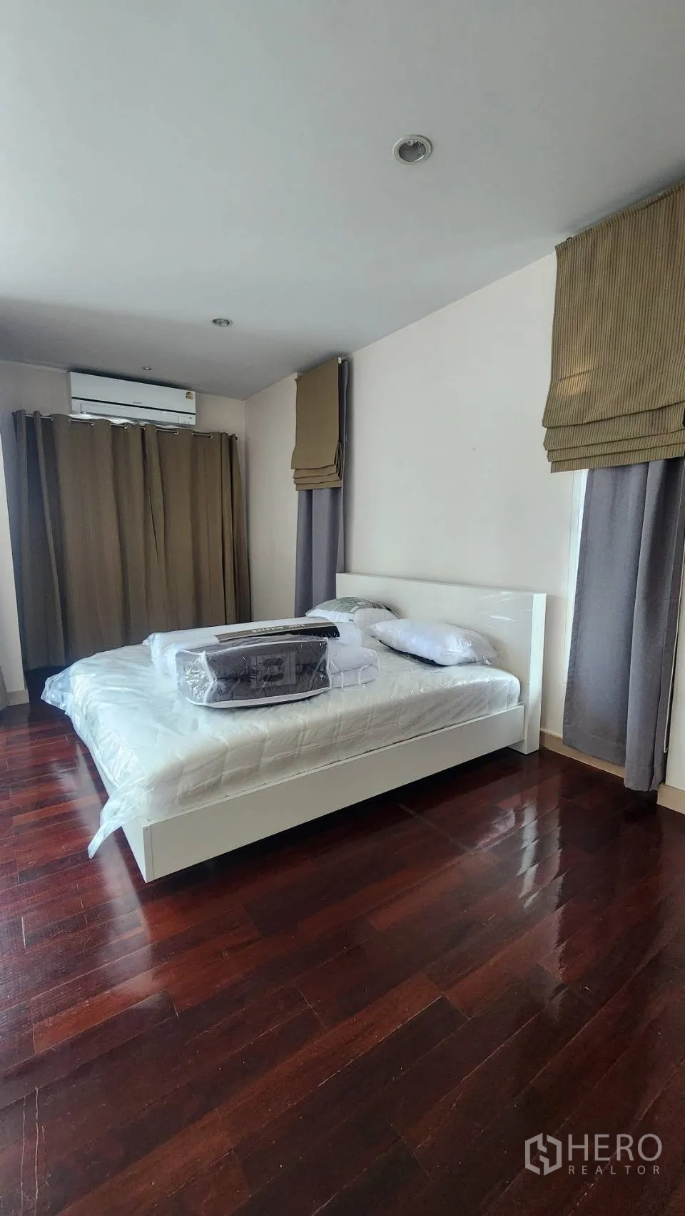 บ้านเดี่ยว for rent in Watthana, Bangkok - มุมมองห้องนอน แสดงเตียง เครื่องปรับอากาศ และผ้าม่าน
