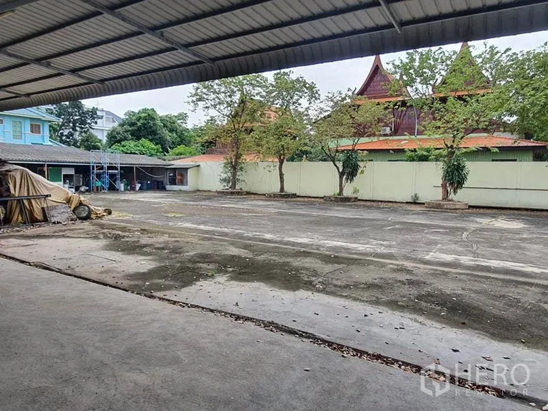 工厂 出售在Bang Khun Thian, Bangkok - 雨棚装卸区眺望宽阔院子与外侧泰式屋顶