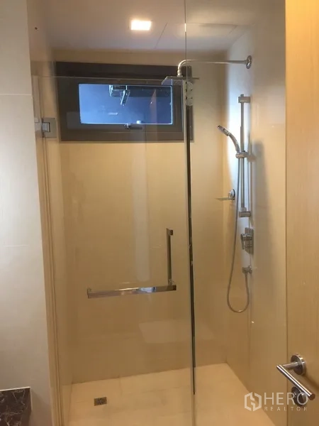 คอนโด ให้เช่าหรือขายในWatthana, Bangkok - ห้องน้ำพร้อมตู้ shower กระจกใส ชุดฝักบัว และกระเบื้องโทนอ่อน