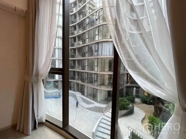 คอนโด ให้เช่าในKhlong Toei, Bangkok - มุมมองจากหน้าต่างพร้อมผ้าม่านบาง เห็นลานภายในและขั้นสระ