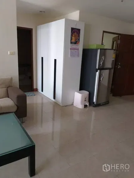 คอนโด ให้เช่าในBang Kho Laem, Bangkok - พื้นที่นั่งเล่นเปิดโล่ง มีตู้เย็น ตู้เสื้อผ้า และโซฟาสีเบจใกล้ประตู