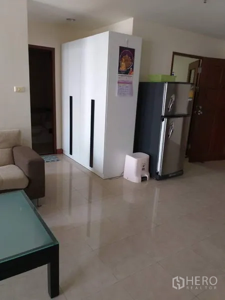 คอนโด ให้เช่าในBang Kho Laem, Bangkok - พื้นที่นั่งเล่นเปิดโล่ง มีตู้เย็น ตู้เสื้อผ้า และโซฟาสีเบจใกล้ประตู