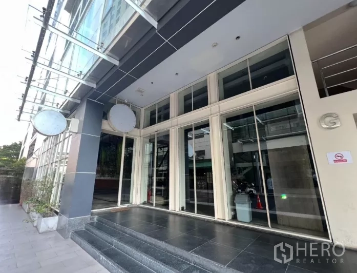 零售空间 出租 - 玻璃门店面入口，台阶与雨棚，突显零售门头。