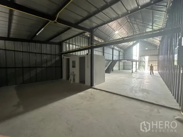 货栈 出租在Bueng Kum, Bangkok - 开放式仓储区，带独立卫生间区块与前部高窗自然采光。