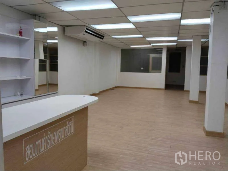 办公空间 出租在Bang Na, Bangkok - 带置物架的前台，面向宽敞明亮的办公空间。