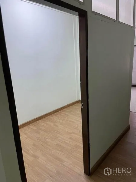 店屋 出租在Phaya Thai, Bangkok - 入口狭长的办公室，木纹地板，高侧窗。