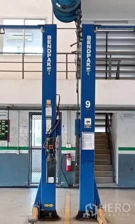 คลังสินค้า ให้เช่าหรือขายในLam Luk Ka, Pathum Thani - พื้นที่เวิร์กช็อปภายใน พร้อมลิฟต์ยกรถสองเสาและบันไดเมซานีน