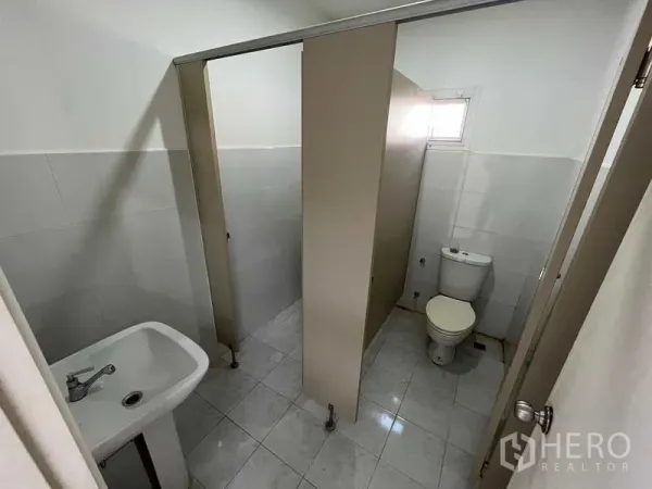 คลังสินค้า ให้เช่าหรือขายในNonthaburi - ห้องน้ำสะอาดพร้อมห้องส้วม อ่างล้างมือ และผนังกระเบื้อง