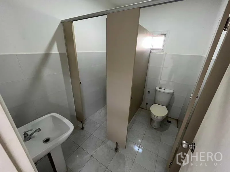 คลังสินค้า ให้เช่าหรือขายในNonthaburi - ห้องน้ำสะอาดพร้อมห้องส้วม อ่างล้างมือ และผนังกระเบื้อง