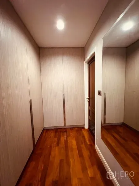 สำนักงานที่บ้าน ให้เช่าในKhlong Toei, Bangkok - โถงวอล์กอินคลอเซ็ตพร้อมตู้เสื้อผ้าบิลท์อินเต็มผนังและกระจกบานใหญ่บนพื้นไม้