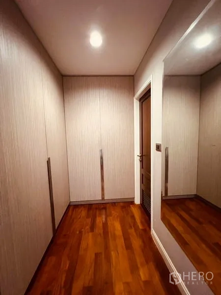 สำนักงานที่บ้าน ให้เช่าในKhlong Toei, Bangkok - โถงวอล์กอินคลอเซ็ตพร้อมตู้เสื้อผ้าบิลท์อินเต็มผนังและกระจกบานใหญ่บนพื้นไม้