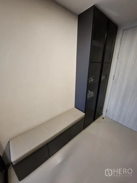 公寓 出租 - 入口走廊，带内置长凳与黑色高柜