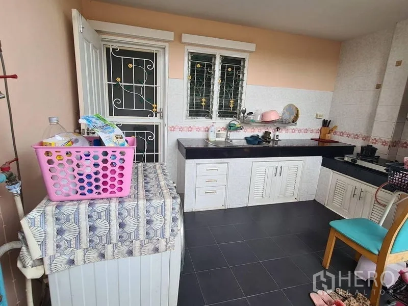 บ้าน ให้เช่าในSai Mai, Bangkok - ครัวไทยและโซนซักล้างภายนอก ท็อปสีดำและตู้สีขาว