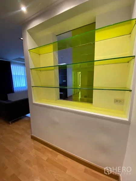 คอนโด ให้เช่าในKhlong Toei, Bangkok - ชั้นวางของบิลท์อินกระจก พร้อมผนังไฮไลท์สีเหลือง