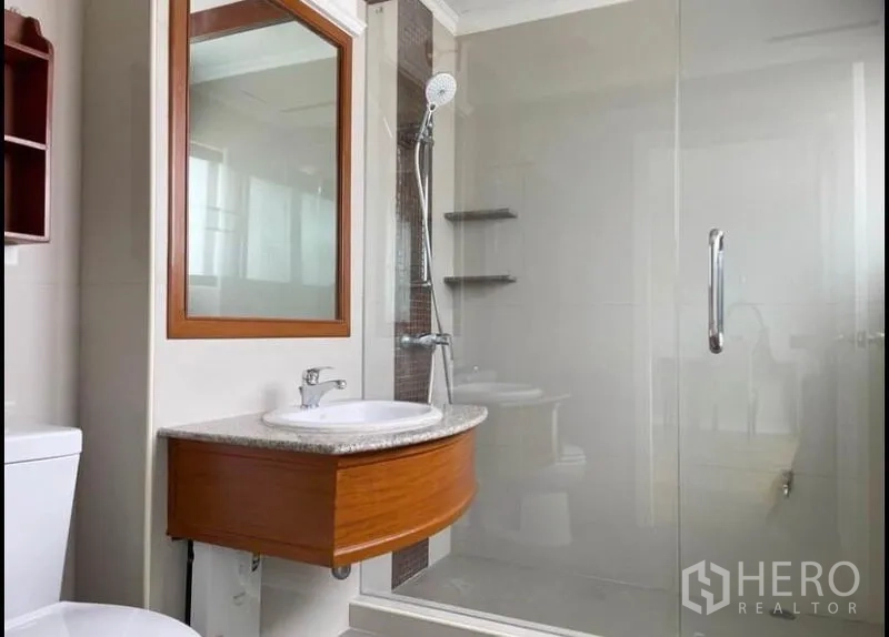 公寓 出租在Sathon, Bangkok - 现代浴室，玻璃干湿分离淋浴间、木质洗手台与大镜子。