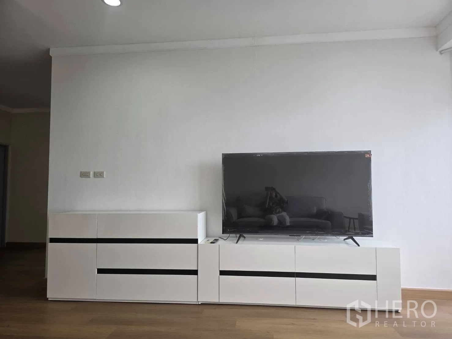 คอนโด ให้เช่าในKhlong Toei, Bangkok - ทีวีจอใหญ่บนตู้สีขาวแบบมินิมอล