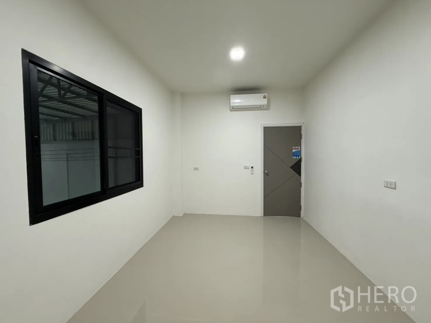 โกดัง for rent in Lam Luk Ka, Pathum Thani - ห้องออฟฟิศมีช่องมองเข้าโกดังและแอร์แบบติดผนัง