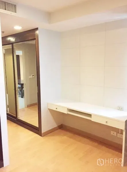 คอนโด ให้เช่าในKhlong Toei, Bangkok - มุมทำงานพร้อมโต๊ะบิวท์อินและตู้เสื้อผ้าบานกระจก