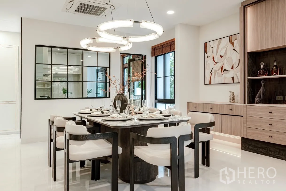 บ้านเดี่ยว for rent in Saphan Sung, Bangkok - ห้องอาหารสไตล์หรู โต๊ะหินอ่อน เก้าอี้แปดตัว และโคมไฟทรงวงแหวน