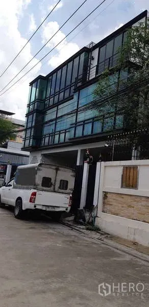 คลังสินค้า ขายในBang Kapi, Bangkok - อาคารโกดังพร้อมออฟฟิศกระจกหลายชั้นในย่านบางกะปิ