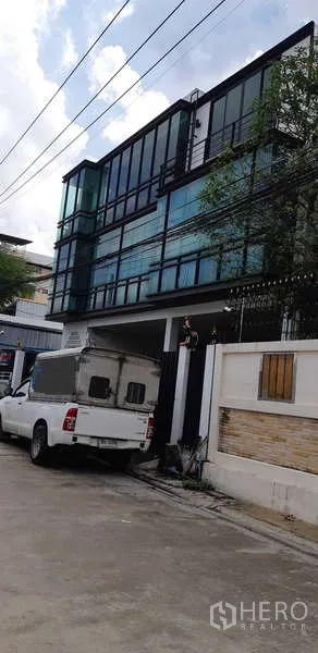 คลังสินค้า ขายในBang Kapi, Bangkok - อาคารโกดังพร้อมออฟฟิศกระจกหลายชั้นในย่านบางกะปิ
