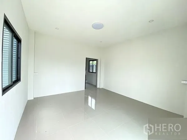 工厂 出租在Bang Bua Thong, Nonthaburi - 宽敞的多功能房，亮面瓷砖与大窗户。