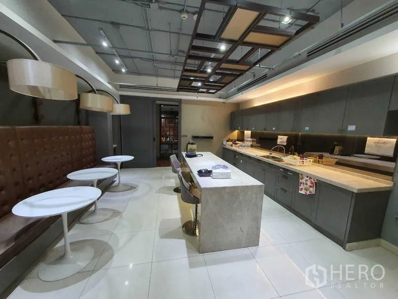 สำนักงาน ให้เช่าในWatthana, Bangkok - แพนทรีและพื้นที่รับประทานอาหาร เกาะกลางยาว เบาะบูธ และครัวครบ