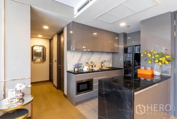คอนโด ให้เช่าในKhlong Toei, Bangkok - ครัวโทนเทาเคาน์เตอร์หินอ่อน ไอส์แลนด์หินดำ พร้อมเครื่องใช้บิวท์อิน