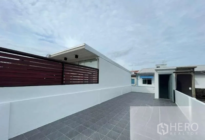 อาคารพาณิชย์ ขายในSuan Luang, Bangkok - พื้นที่ดาดฟ้าพร้อมแผงบังสายตา พื้นกระเบื้องและประตูทางเข้าอาคารพาณิชย์