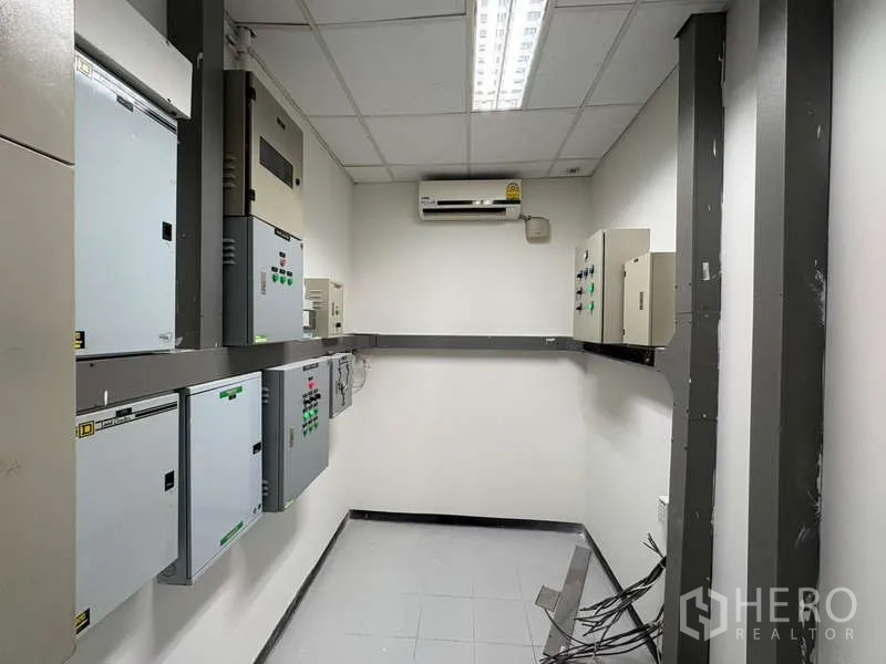 独立商业地产 出租在Khlong Toei, Bangkok - 建筑主入口台阶与雨棚，玻璃门面。