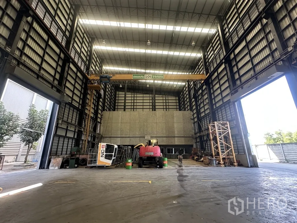Factory for rent in Lam Luk Ka, Pathum Thani - Vast factory interior with 30-ton overhead crane and equipment.