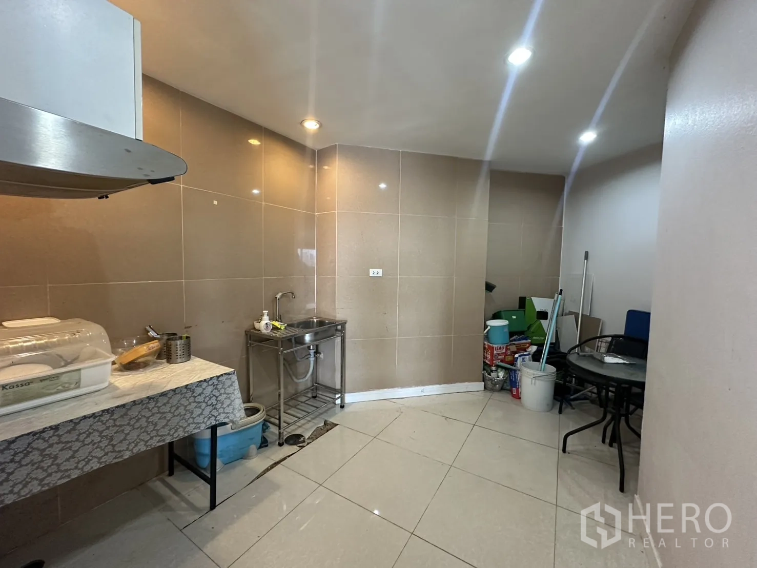 คอนโด ขายในBang Na, Bangkok - ครัวปิดผนังกระเบื้อง ซิงก์สแตนเลส และโต๊ะเตรียมอาหาร ใต้ไฟดาวน์ไลท์