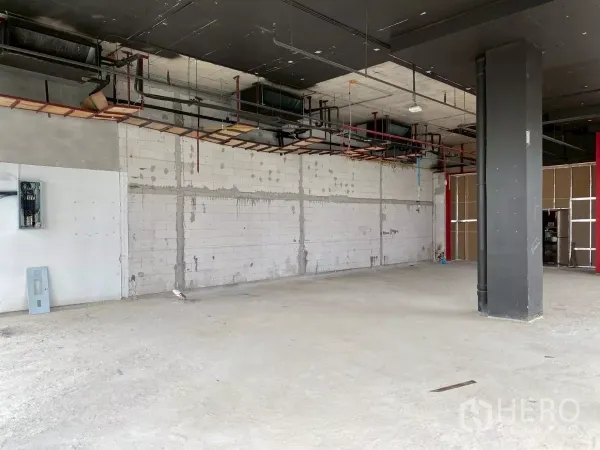 พื้นที่ขายปลีก ให้เช่า - ยูนิตเปิดโล่ง เพดานโชว์ระบบ ผนังอิฐบล็อกและพื้นคอนกรีต