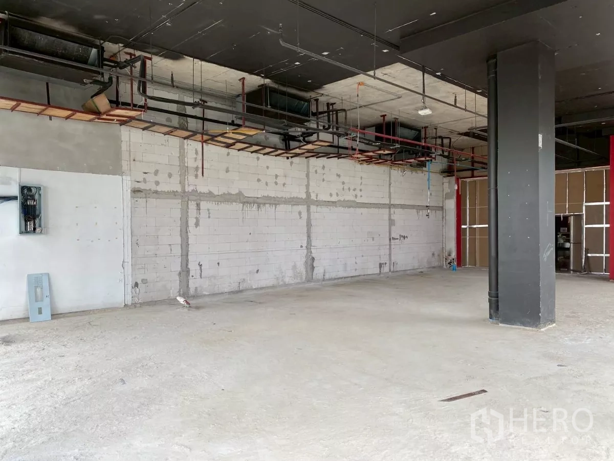 พื้นที่ขายปลีก ให้เช่า - ยูนิตเปิดโล่ง เพดานโชว์ระบบ ผนังอิฐบล็อกและพื้นคอนกรีต