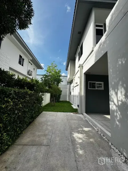 บ้าน ให้เช่าในPrawet, Bangkok - ทางรถกว้างและที่จอดรถมีหลังคา เชื่อมต่อไปยังสวนด้านข้าง.