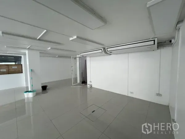 零售空间 出租在Khlong Toei, Bangkok - 室内展示双吊顶式空调和玻璃入口。