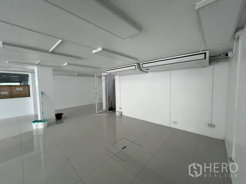 零售空间 出租在Khlong Toei, Bangkok - 室内展示双吊顶式空调和玻璃入口。