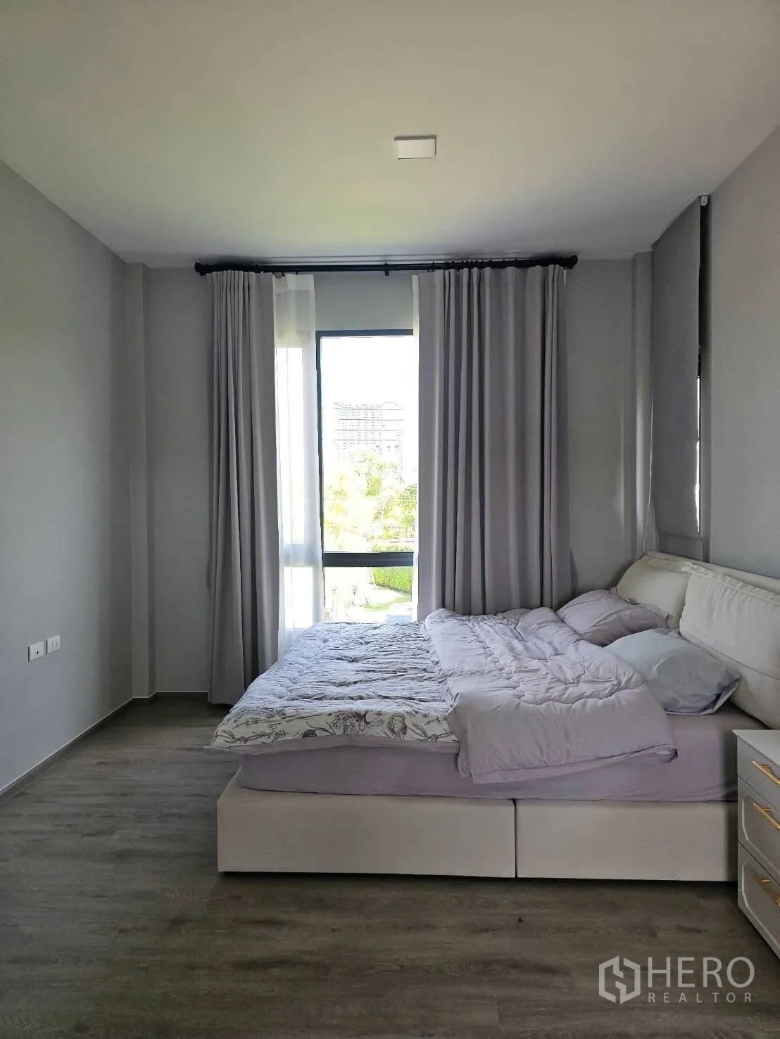Detached House for rent in Bang Phli, Samut Prakan - Spacious master bedroom with large window, sheer curtains and double bed.