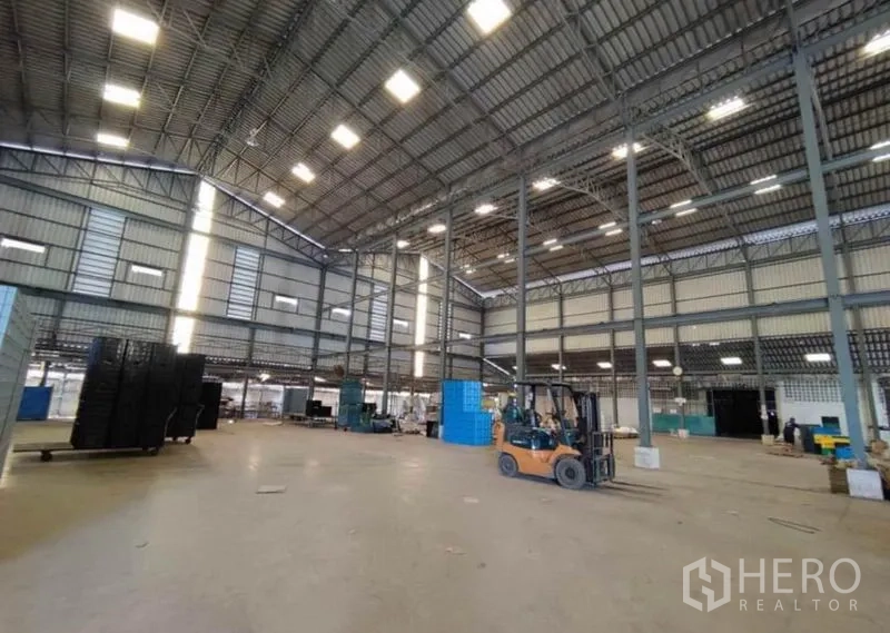 工厂 出租在Krathum Baen, Samut Sakhon - 开放式生产区，叉车与堆放容器，照明充足