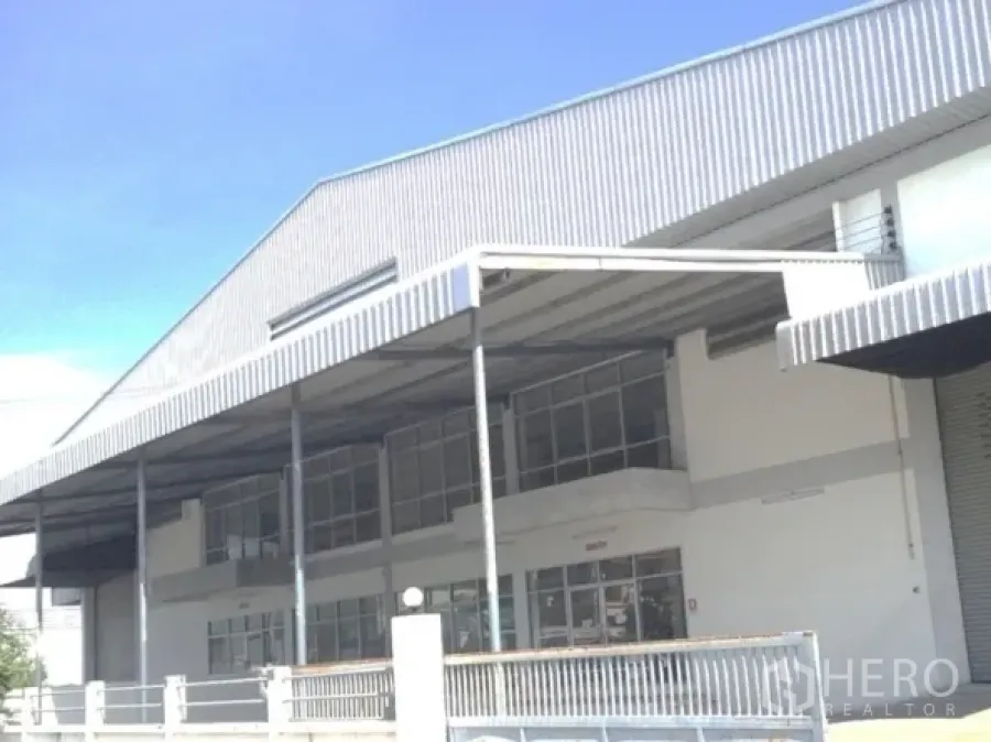 คลังสินค้า ให้เช่าในSamut Prakan - โกดังสมัยใหม่ที่บางพลี หลังคาเมทัลชีททรงจั่วสูง มีออฟฟิศกระจกและลานโหลดมีหลังคา