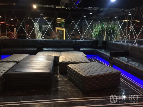 พื้นที่ขายปลีก ให้เช่าในWatthana, Bangkok - เลานจ์แสงไฟสลัว ที่นั่งบิลท์อินหนังสีดำ พร้อมออตโตมันแบบบุและไฟ LED สีน้ำเงิน