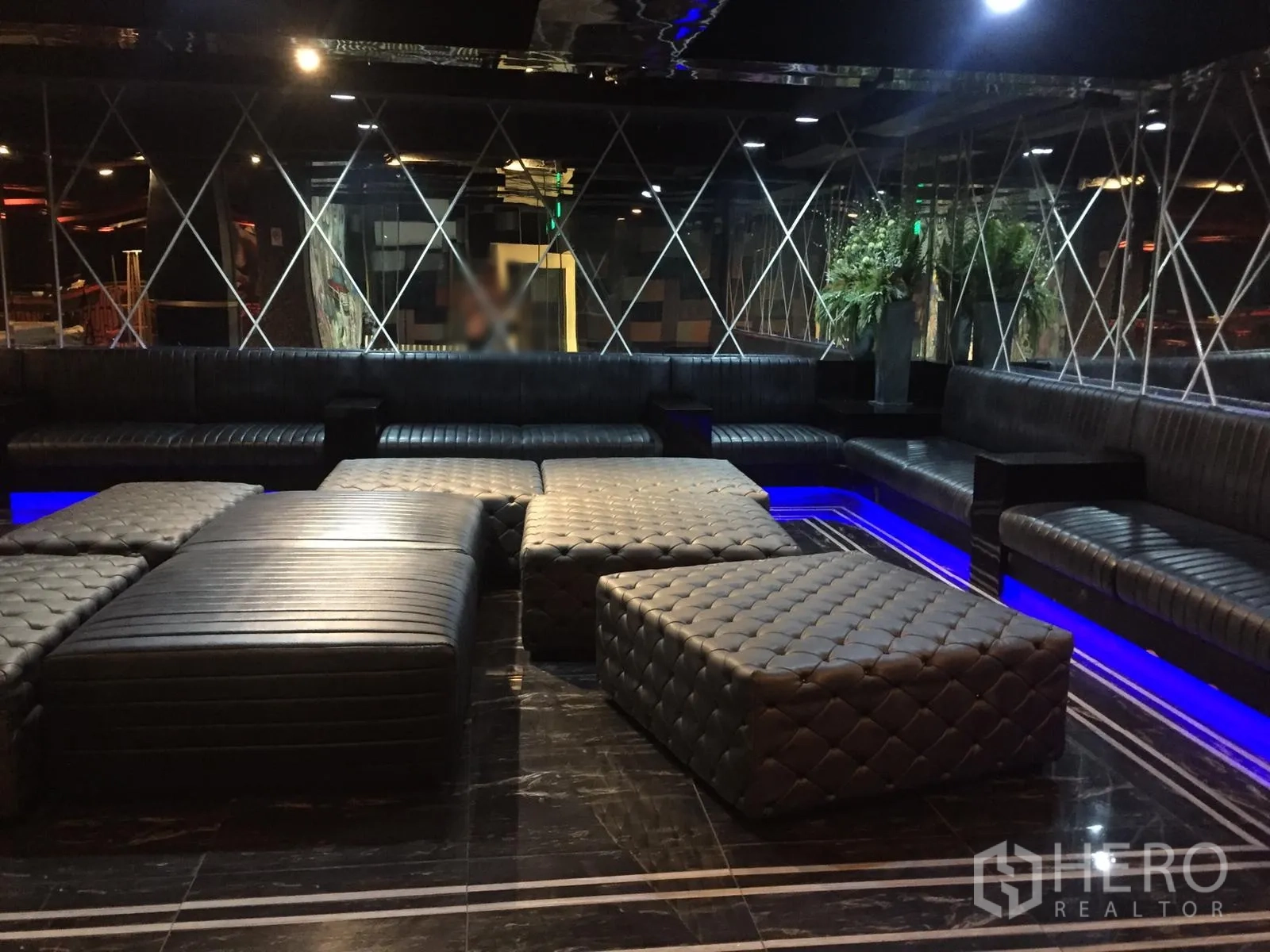 พื้นที่ขายปลีก ให้เช่าในWatthana, Bangkok - เลานจ์แสงไฟสลัว ที่นั่งบิลท์อินหนังสีดำ พร้อมออตโตมันแบบบุและไฟ LED สีน้ำเงิน