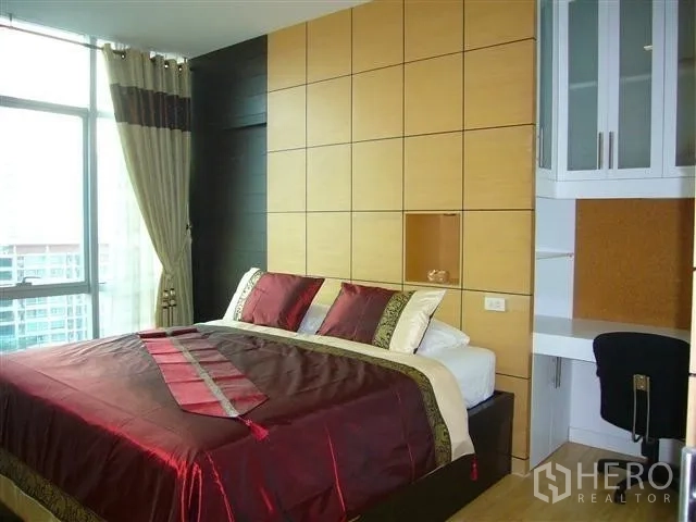 คอนโด ให้เช่าในKhlong San, Bangkok - ห้องนอนสว่าง ผนังหัวเตียงแผ่นไม้ เตียงใหญ่และมุมหน้าต่าง